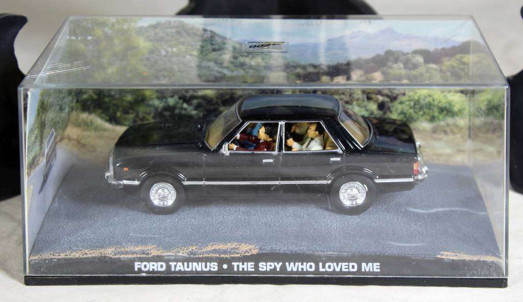 JAMES BOND 007  UNIVERSAL HOBBIES- Ford Taunus ( The Spy Who Loved Me #75 )