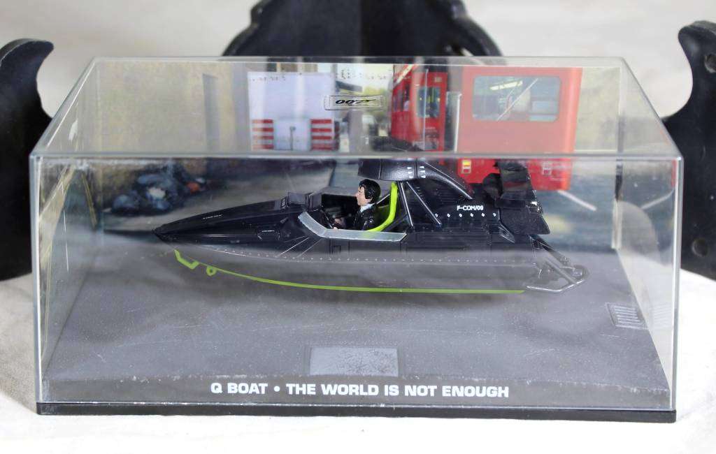JAMES BOND 007  UNIVERSAL HOBBIES- Q-Boat ( The World Is Not Enough #82 )