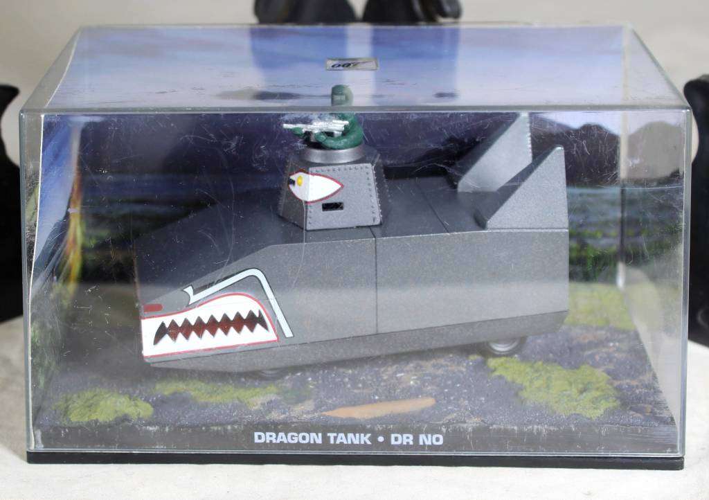 JAMES BOND 007  UNIVERSAL HOBBIES- Dragon Tank ( Dr. No #84 )