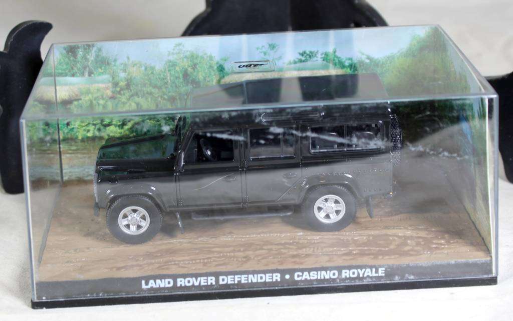 JAMES BOND 007  UNIVERSAL HOBBIES- Land Rover Defender ( Casino Royale #85 )