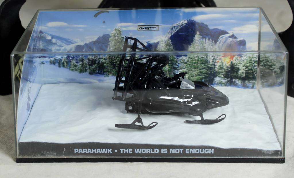 JAMES BOND 007  UNIVERSAL HOBBIES- Parahawk ( The World Is Not Enough #87 )
