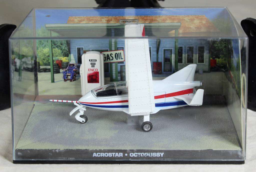 JAMES BOND 007 -UNIVERSAL HOBBIES- Acrostar Mini-Jet ( Octopussy #90 )
