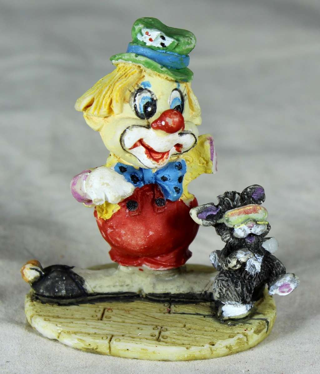 Standing clown with dancing cat