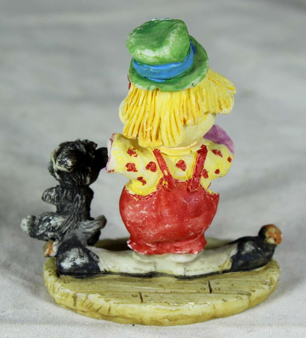 Standing clown with dancing cat