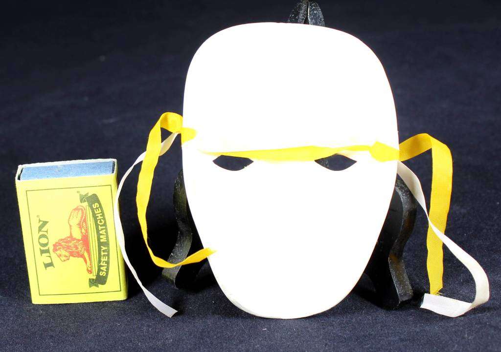 Small opera mask - Red / pink embellishment