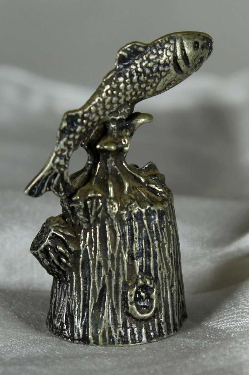 English Pewter (Pseudo) Thimble - Fish - Bid Now!!!