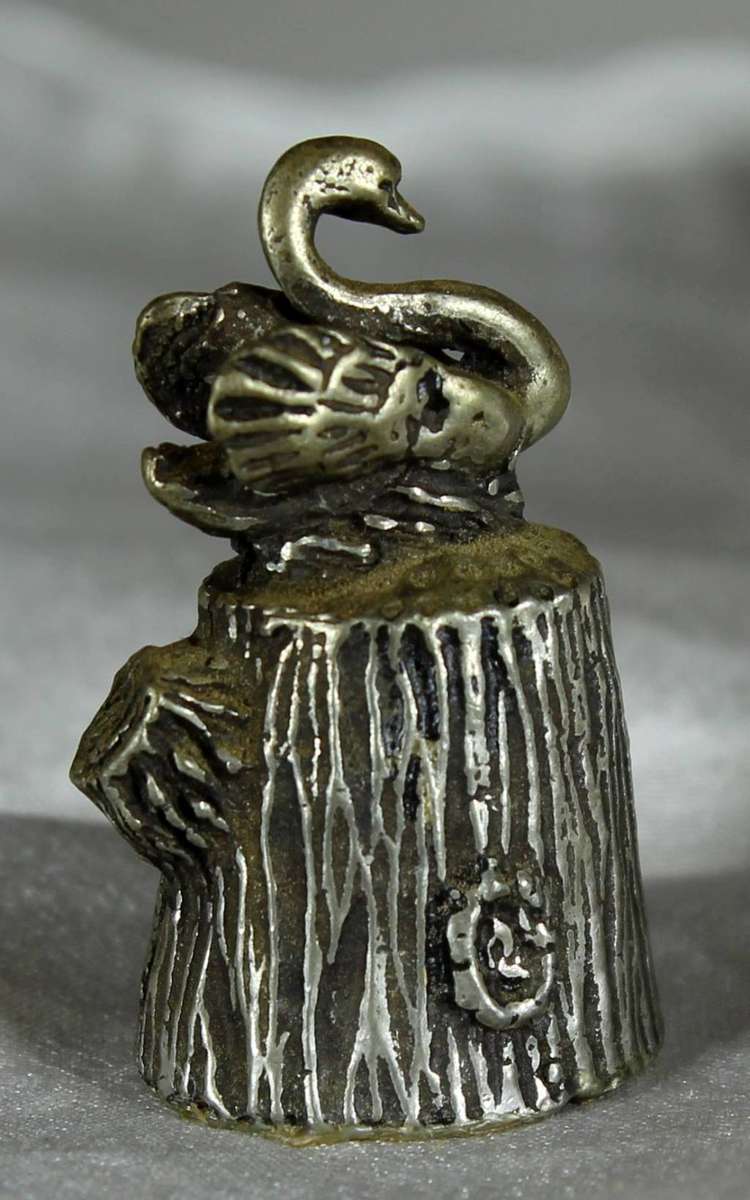 English Pewter (Pseudo) Thimble - Swan - Bid Now!!!