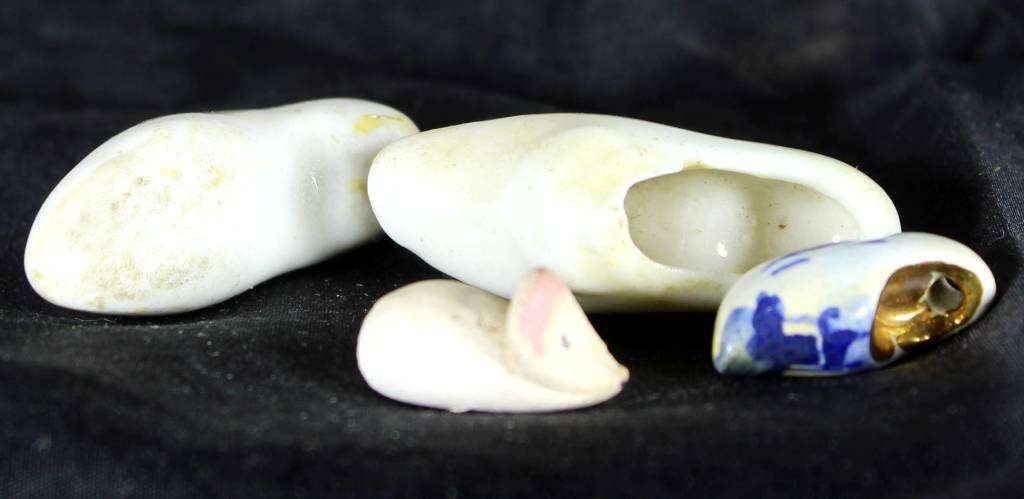 Miniature porcelain -  pair of shoes - dutch shoe & mouse
