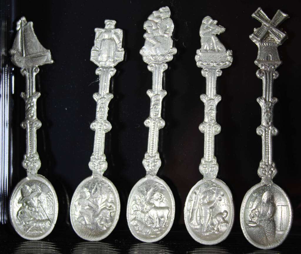5 Ductch embossed spoons