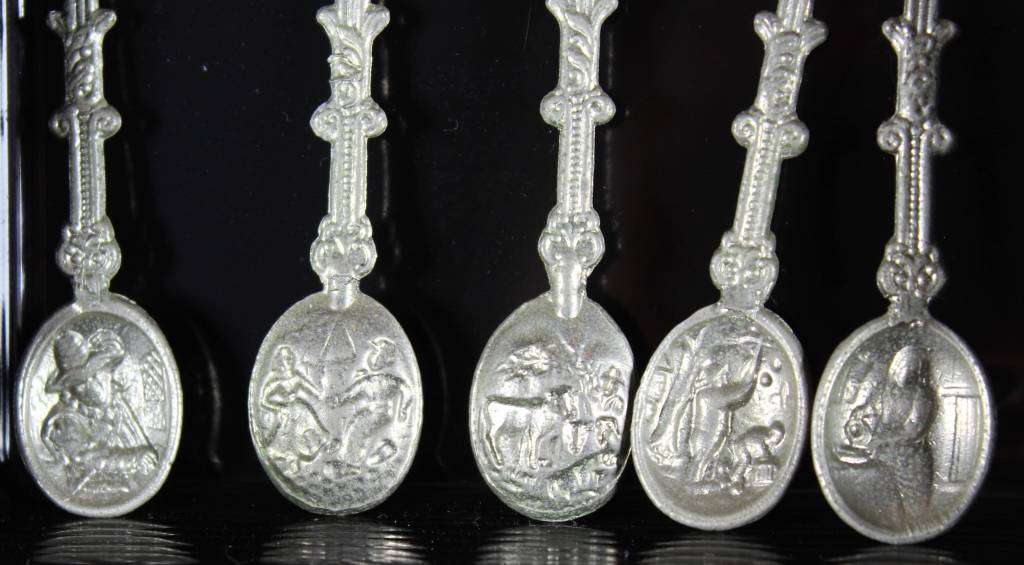 5 Ductch embossed spoons