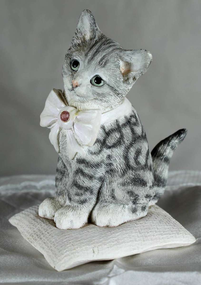 Country Artist - Sitting Pretty - Cat on Pillow with White Bow - Hand crafted & Painted - Bid Now!