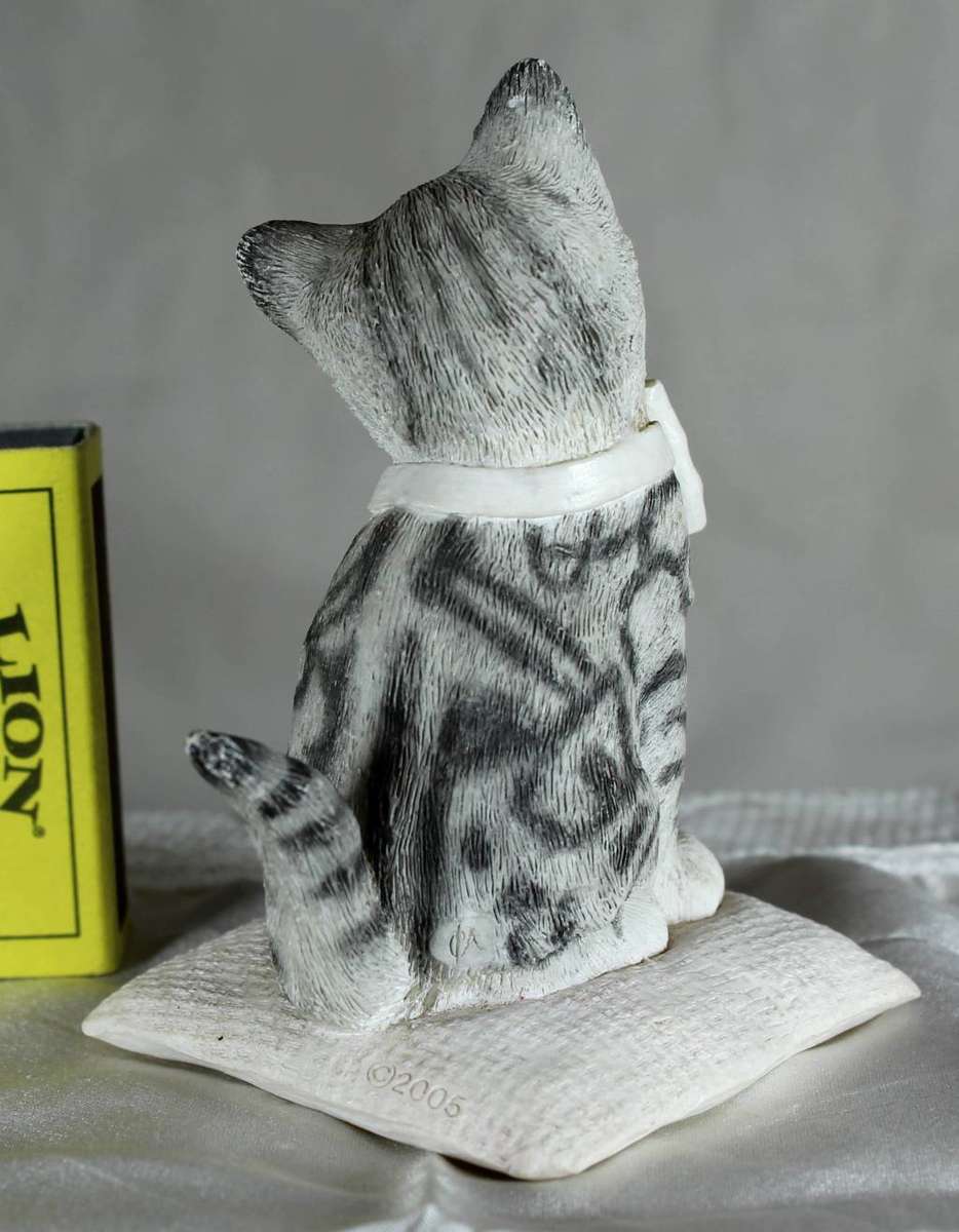 Country Artist - Sitting Pretty - Cat on Pillow with White Bow - Hand crafted & Painted - Bid Now!