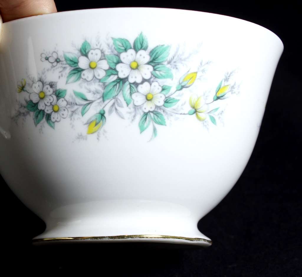 Queen Anne - Vintage Bone China - Sugar Bowl - BID NOW!!!