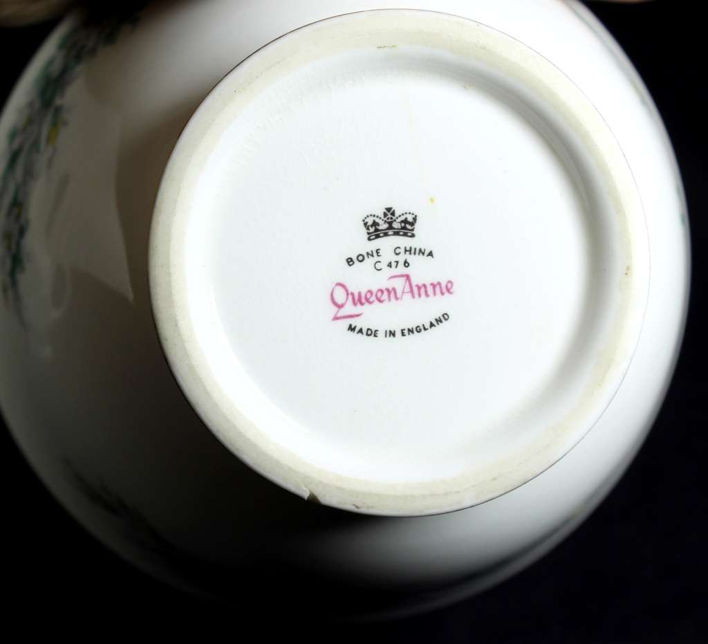 Queen Anne - Vintage Bone China - Sugar Bowl - BID NOW!!!