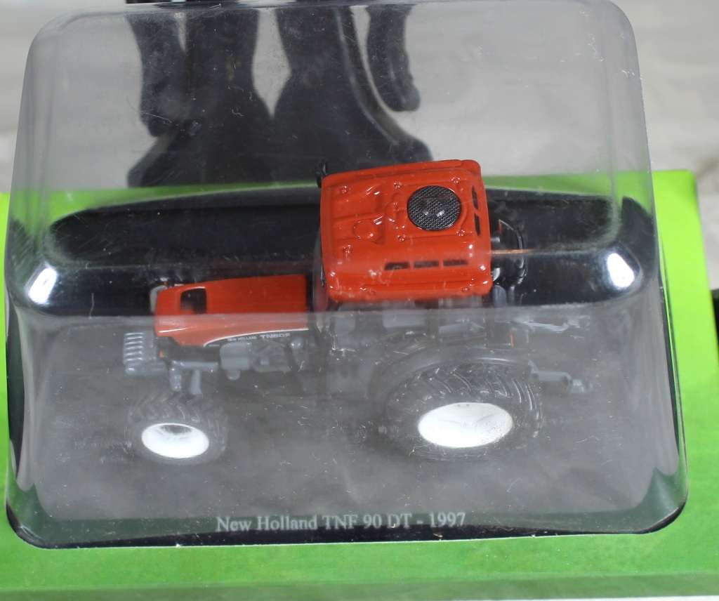 Collectible tractor - New Holland TNF 90 DT