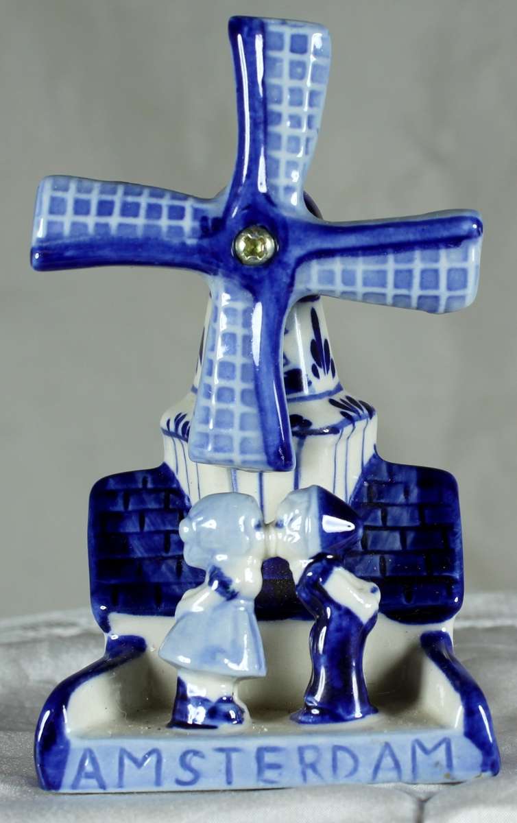 Delf Blue - Kissing Couple with Windmill - Low Price - BID NOW!!