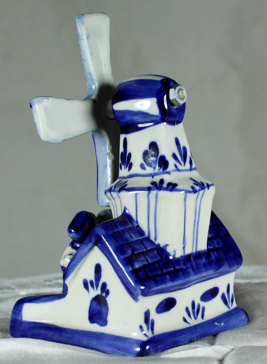 Delf Blue - Kissing Couple with Windmill - Low Price - BID NOW!!