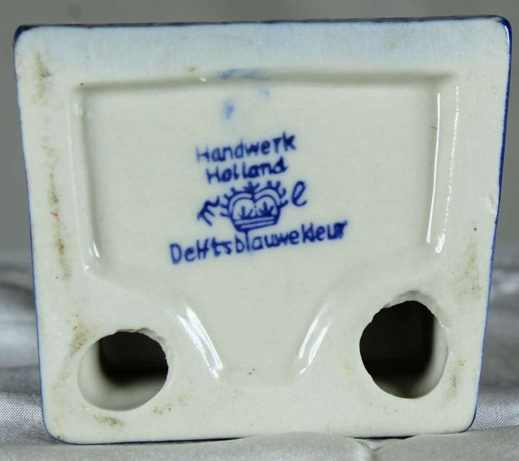 Delf Blue - Kissing Couple with Windmill - Low Price - BID NOW!!