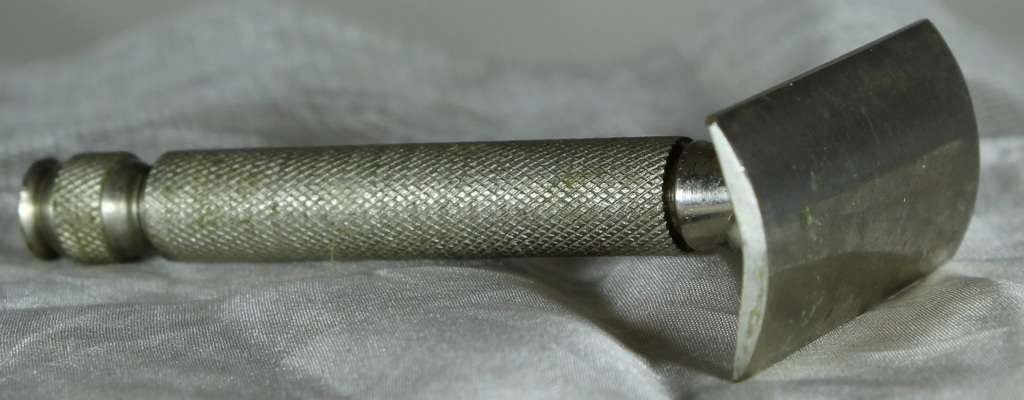 Vintage Metal Razor  - Low Price!! - Bid Now!!!