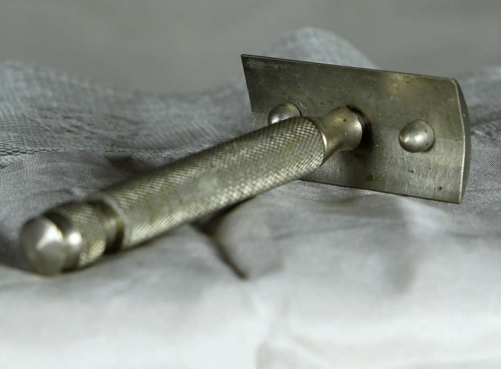 Vintage Metal Razor  - Low Price!! - Bid Now!!!