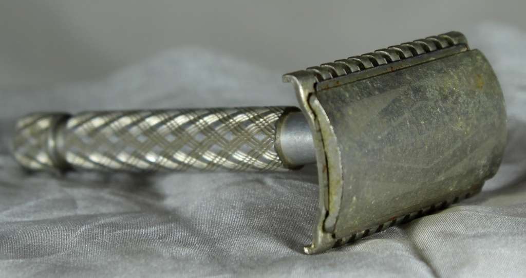 Vintage Razor  - Low Price!! - Bid Now!!!