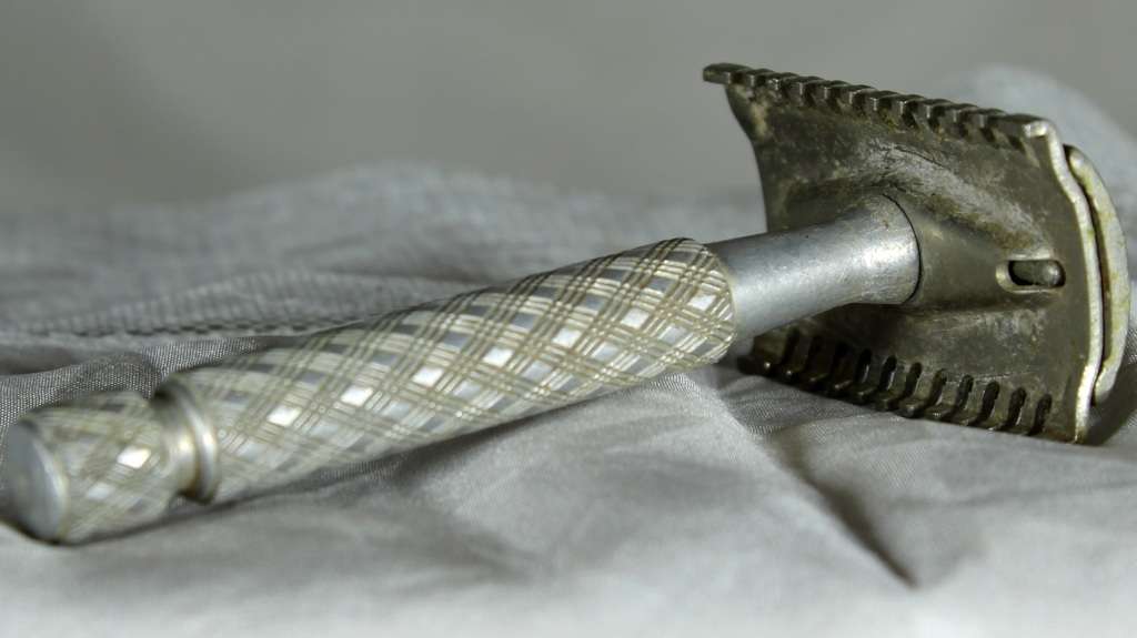 Vintage Razor  - Low Price!! - Bid Now!!!