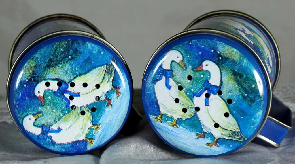 Character  Salt & Pepper Set - Tins with Ducks - Bid Now!!!