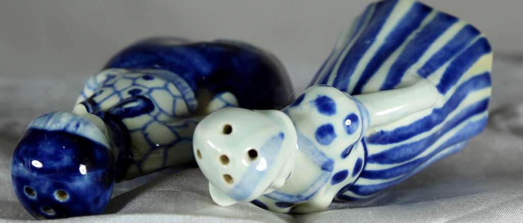 Character  Salt & Pepper Set - Dutch Couple - Bid Now!!!