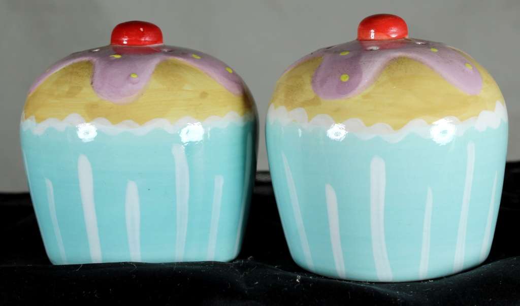 Character  Salt & Pepper Set - Cupcakes - Bid Now!!!