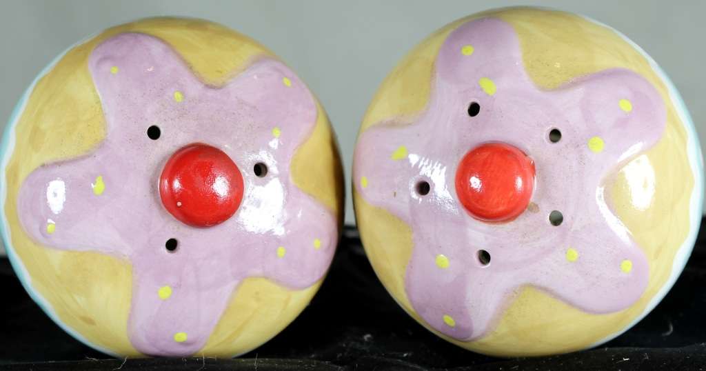 Character  Salt & Pepper Set - Cupcakes - Bid Now!!!