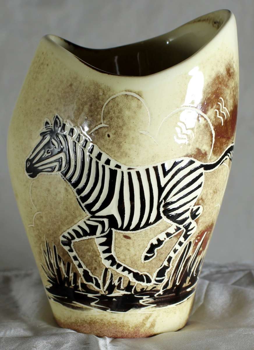 Crescent Ware Small Vase - Kruger Park - BID NOW!!!