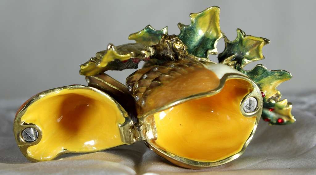 Christmas Robin Metal Trinket Box with Crystals - BID NOW!!!