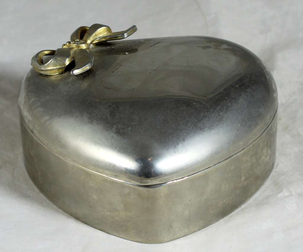 Heart Metal Trinket / Jewelry Box - BID NOW!!!