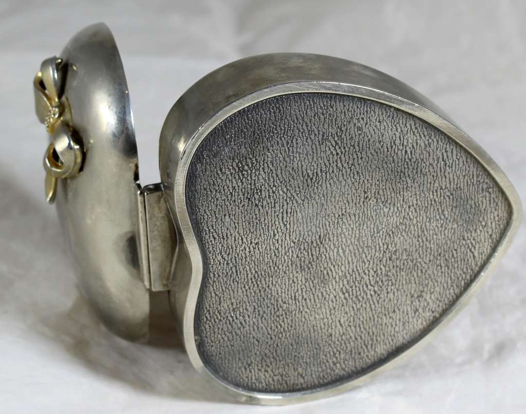 Heart Metal Trinket / Jewelry Box - BID NOW!!!