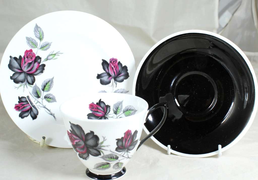 Royal Albert - Masquerade tea trio