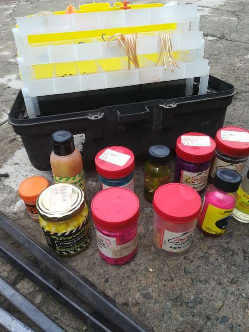 Fishing box with dips and 4 in