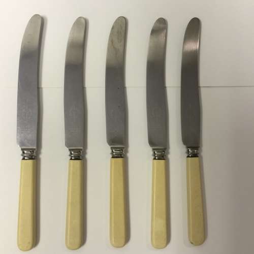 Set 6 Vintage 1950s Viners Ivorine Handle Dinner Knives. Stainless Steel, Sheffield England,