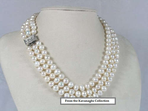 FREE SHIPPING - Kavanaghs - Stunning Freshwater Pearl Necklace