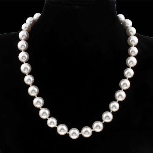 White South Sea Shell Pearl Necklace, 18inch length and pearls are 6mm.
