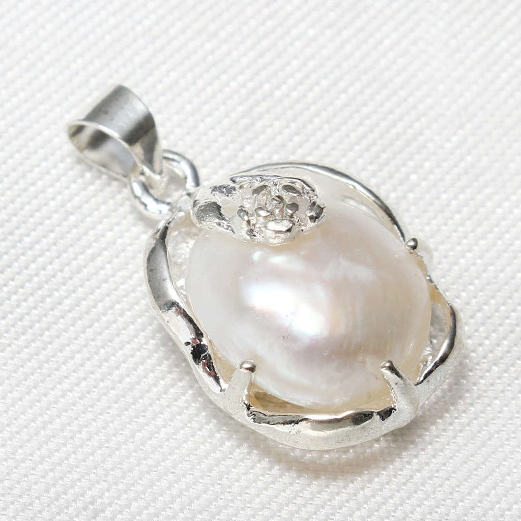 KAVANAGHS 11000 positive ratings - Lovely 25mm Genuine Pearl Pendant