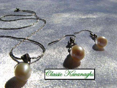 From the Kavanaghs Collection - Stunning Freshwater Pearl Necklace and Earring Set