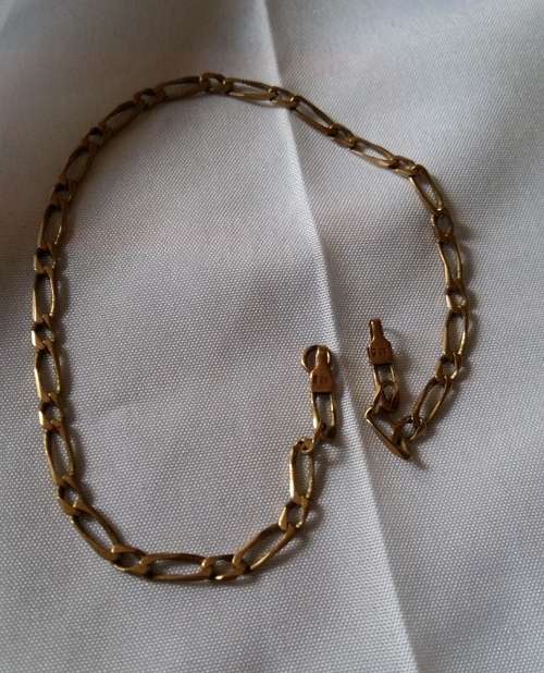 A geniune 9ct Gold bracelet with the 9ct engraving  -22cm in length  - see pics