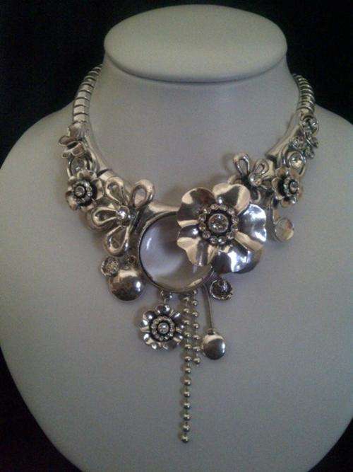 STUNNING - silver flower Necklace - high quality - nickel free - LAST ONE!
