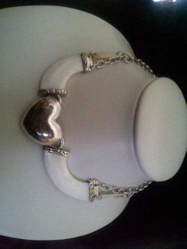 Classical look silver Heart Necklace - high quality - nickel free- a Stunner!