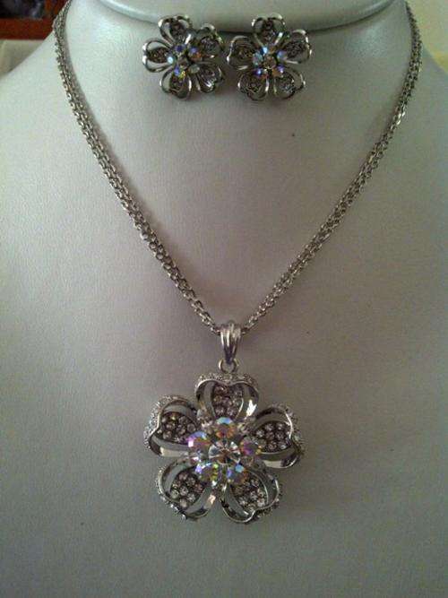 Classical look silver Diamante Necklace & Earing set - high quality!- a Stunner!