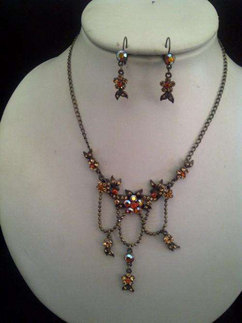 A PERFECT Necklace & earing set. Chic & elegant!