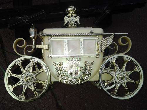 A collectable wind-up Jewellery Box wagon - A rare find. (So detailled & oozing uniqueness!)