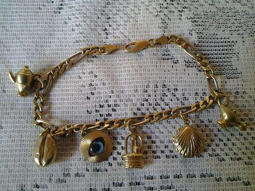 A geniune 9ct gold vintage styled charm bracelet with 6 charms - stunning.