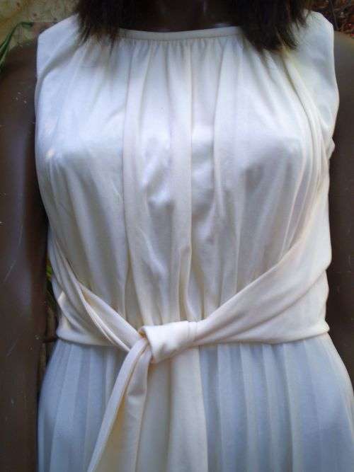 Gorgeous Vintage 1970s Creme White Dress With Wrap Belt Pleated Skirt Size 10 excellent condition