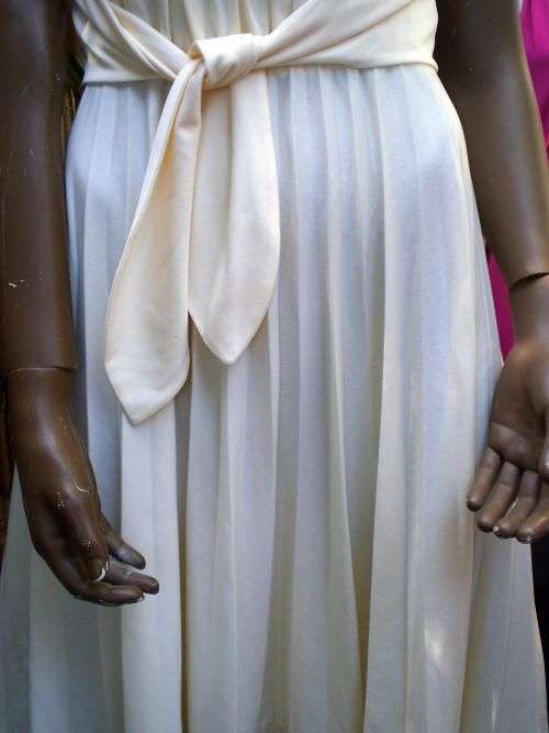 Gorgeous Vintage 1970s Creme White Dress With Wrap Belt Pleated Skirt Size 10 excellent condition